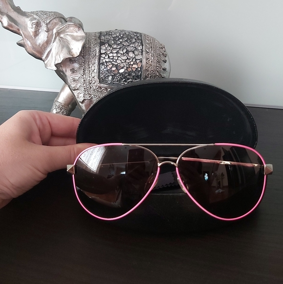 Valentino Accessories - Gorgeous Authentic Valentino aviator sunglasses